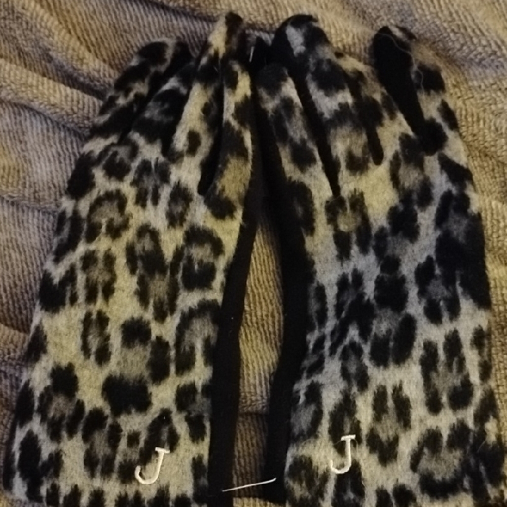 Beginning Boutique Leopard Print Gloves